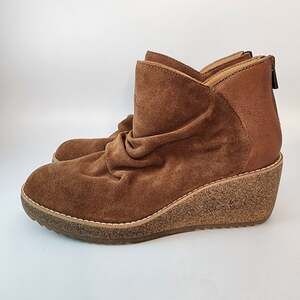 Aetrex Tan Suede Kara Ankle Boots Women's Size 8.5 NWT